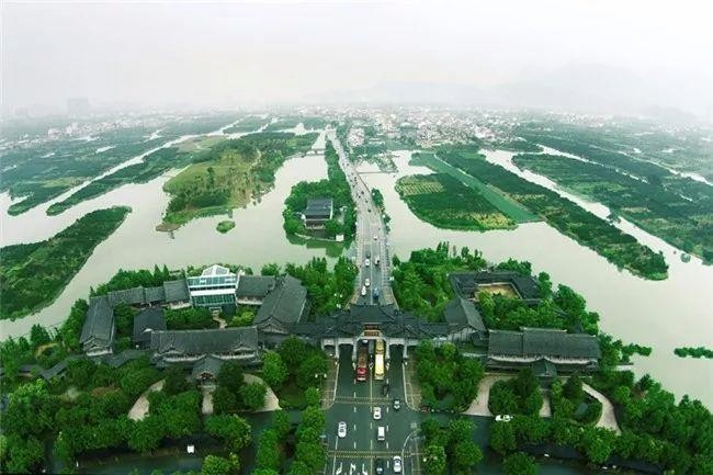 在浙南最仙气山水间打造的豪华酒店轻奢下榻带你发现不一样的湖光山色！